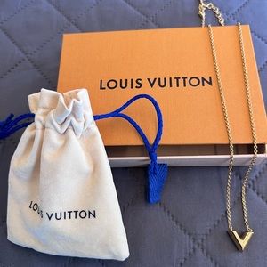 100% Authentic Louis Vuitton Essential V Necklace